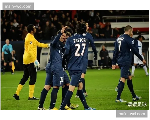 巴黎郊区举行业余足球联赛决赛，前法国国脚埃弗拉现场开球