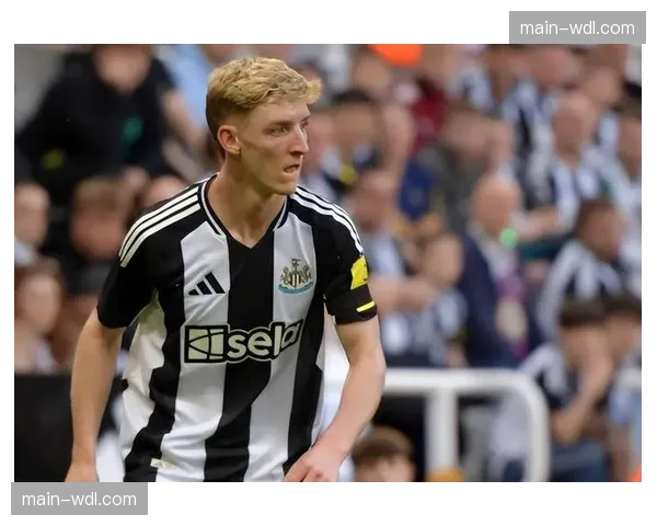 纽卡斯尔边锋戈登因髋部伤势缺席客战阿森纳，拜仁兴趣传闻持续发酵